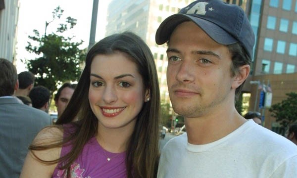 Anne Hathaway e Topher Grace (Foto: .) Anne Hathaway e Topher Grace (Foto: .)