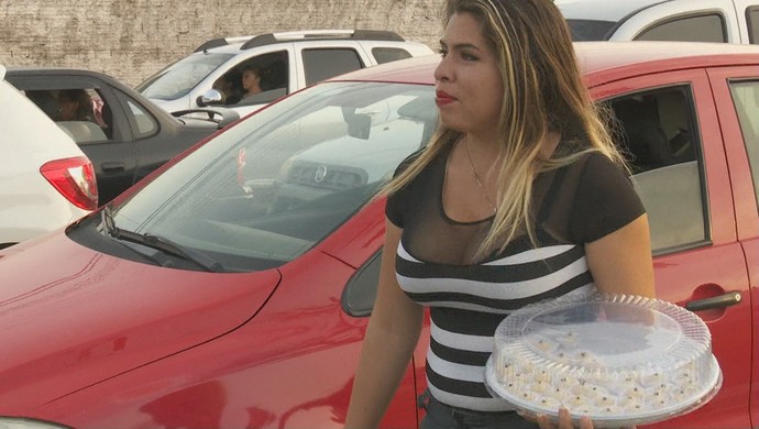 Ana Ayra, namorada de Arturo González, ajuda a arrecadar dinheiro para disputar as competições (Foto: Reprodução/Rede Amazônica RR) Ana Ayra, namorada de Arturo González, ajuda a arrecadar dinheiro para disputar as competições (Foto: Reprodução/Rede Amazônica RR)