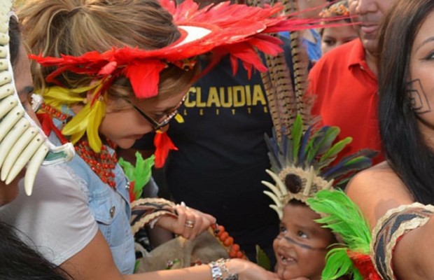 Claudia Leitte conversa com indiozinho no Amazonas (Foto: Reprodução/Instagram) Claudia Leitte conversa com indiozinho no Amazonas (Foto: Reprodução/Instagram)