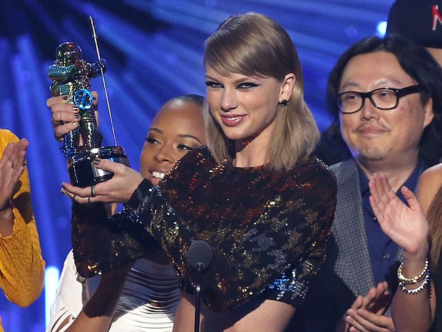 Taylor Swift recebe prêmio de melhor clipe do ano no MTV Video Music Awards (Foto: Matt Sayles/Invision/AP)