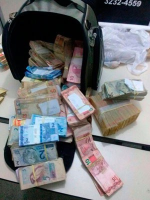 Dinheiro estava em uma casa na Vila de Ponta Negra, zona Sul de Natal (Foto: Divulgação/Polícia Civil)