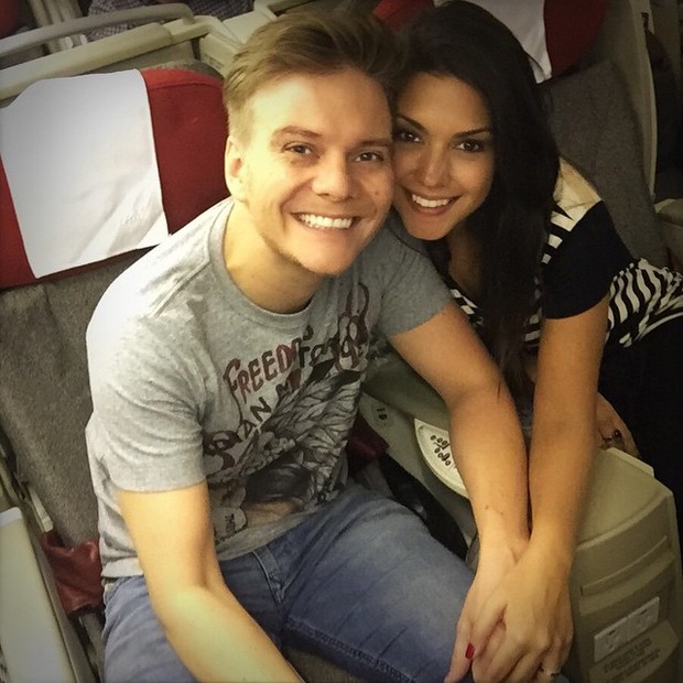 Thais Fersoza e Michel Teló posam dentro de avião (Foto: Instagram/ Reprodução)
