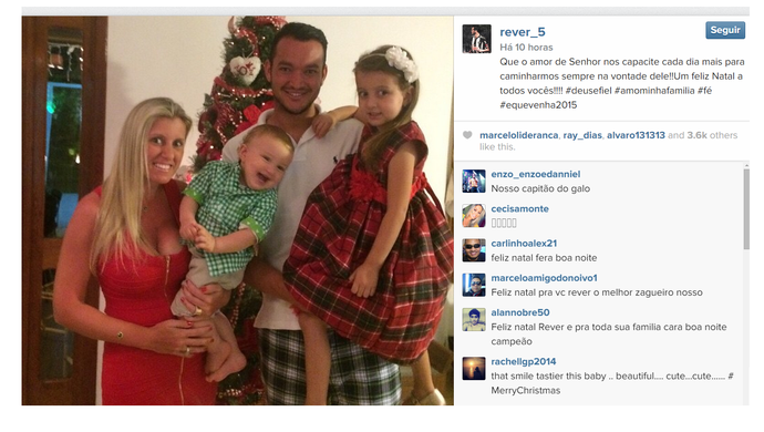 O zagueiro Réver, do Atlético-MG, publicou uma foto com a esposa e os dois filhos (Foto: Reprodução Internet)