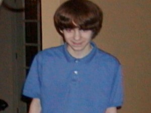 Foto fornecida pela vizinha Barbara Frey mostra imagem de Adam Lanza, em 2005 (Foto: AP)