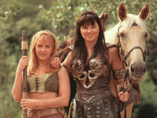 Gabrielle e Xena no seriado &quot;Xena: Princesa guerreira&quot; (Foto: Divulgação)