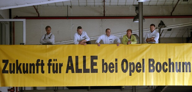 Empregados da Opel mostraram, nesta segunda-feira (21), cartaz que diz "Futuro para todos na fábrica da Opel em Bochum" (Foto: Indefinição ocorre após anúncio de produção do Astra na Inglaterra.)
