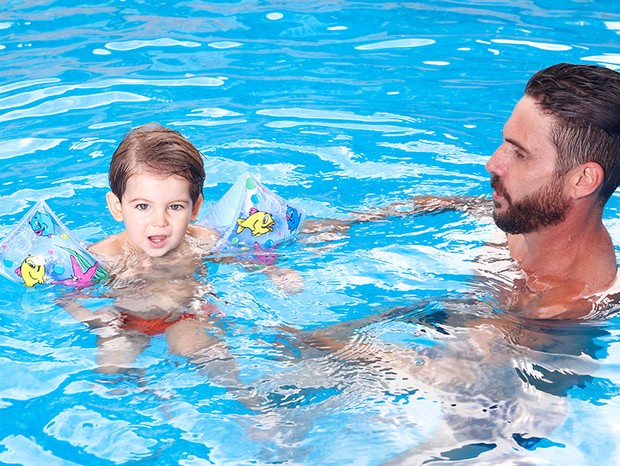 Hudson brinca com Davi na piscina (Foto: Marcelo Navarro/ Ed. Globo)