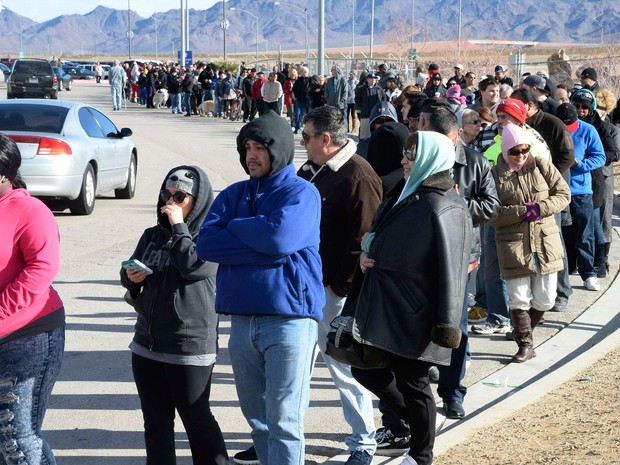 Centenas de pessoas fazem fila para comprar os bilhetes para concorrer ao maior prêmio da história da loteria norte-americana na Califórnia, estado mais populoso dos EUA (Foto: Gene Blevins/Reuters)