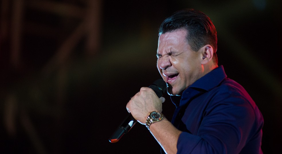 Atualmente, Eduardo Costa está em turnê com o cantor Leonardo no show 