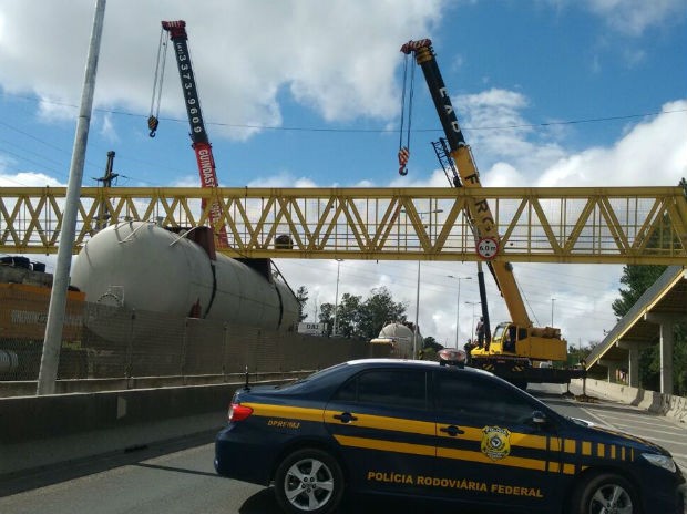 Passarela é retirada por guindastes na BR-116 por causa do risco de desabamento  (Foto: Divulgação / PRF)