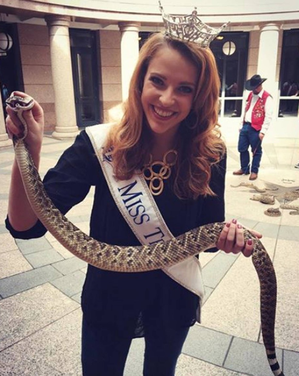 Caroline Carothers segura a cascavel toda sorridente (Foto: Miss Texas Caroline Carothers)