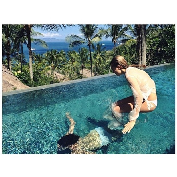 Cara Delevingne com o amigo Sebastian Faena em Bali, na Indonésia (Foto: Instagram/ Reprodução) Cara Delevingne com o amigo Sebastian Faena em Bali, na Indonésia (Foto: Instagram/ Reprodução)