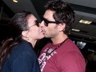 Eliéser e Kamilla se beijam em aeroporto de São Paulo