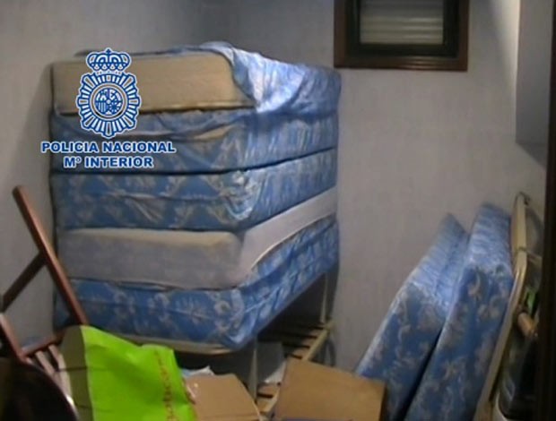 Alojamento onde as vítimas eram mantidas (Foto: Policia Nacional de España)