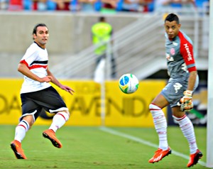 Léo Gamalho observa a bola ir para o fundo das redes do América-RN (Foto: Aldo Carneiro - Pernambuco Press)