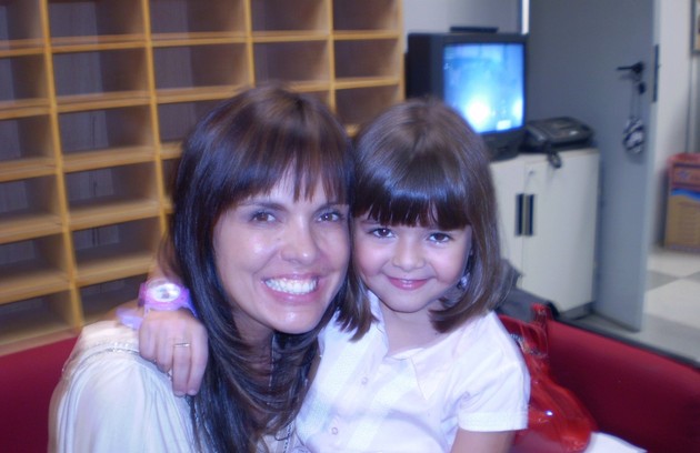A atriz nos bastidores da novela 'Revelação', do SBT, com Marcela Muniz, que interpretou sua mãe na trama (FOTO: Divulgação)