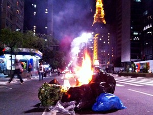 Manifestantes colocam fogo em lixo em uma das pistas da Av. Paulista (Foto: Ana Carolina Moreno/G1)