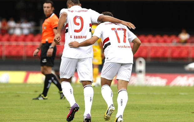 Luis Fabiano comemora gol do São Paulo contra o Mirassol com Osvaldo (Foto: Rubens Chiri / saopaulofc.net)