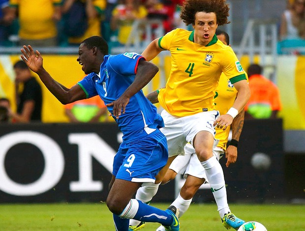 balotelli itália e David Luiz brasil copa das caonfederações (Foto: Agência Reuters)