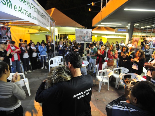 Durante toda a madrugada, familiares e amigos das 241 vítimas do incêndio na boate Kiss realizaram vigília na Praça Saldanha Marinho, em Santa Maria (Foto: Jean Pimentel/Agencia RBS)