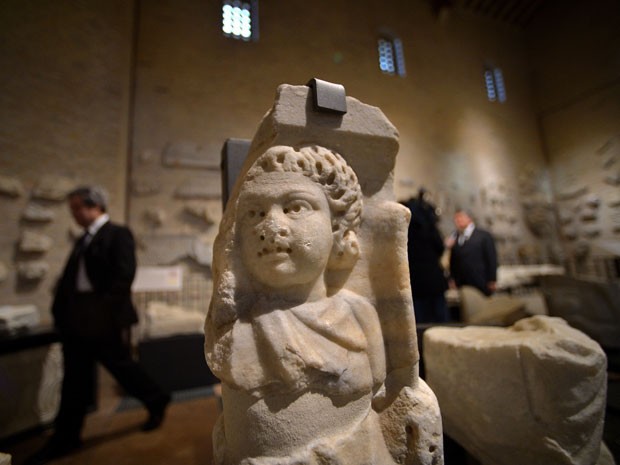 Estátua restaurada nas Catacumbas de Priscila, em Roma (Foto: Filippo Monteforte/AFP)