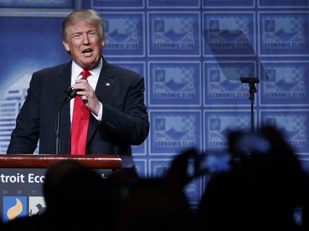 Donald Trump discursa no Clube Econômico de Detroit, nos EUA, nesta segunda-feira (8) (Foto: Evan Vucci/AP)