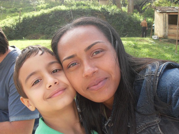 Elizabete Gonçalves da Costa e o filho Enzo, de 10 anos: família teve dificuldade tanto no diagnóstico da diabetes quanto nos cuidados com a doença dentro da escola (Foto: Arquivo Pessoal/Elizabete Gonçalves da Costa)