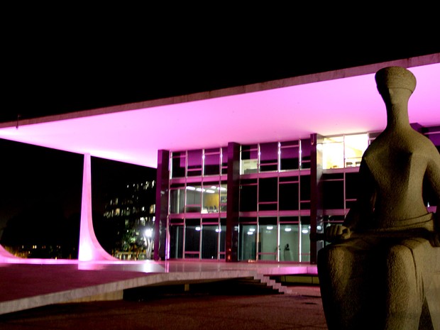 Prédio do Supremo Tribunal Federal iluminado de rosa em campanha pela prevenção e detecção precoce do câncer de mama (Foto: Vianey Bentes/TV Globo)