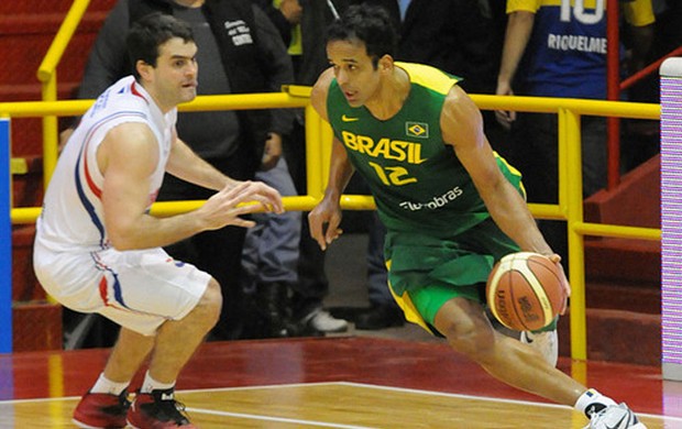 arthur brasil x paraguai basquete (Foto: Divulgação / FIBA)