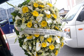Coroa de flores chega a velório de Domingos Montagner (Foto: Francisco Cepeda/Agnews) Coroa de flores chega a velório de Domingos Montagner (Foto: Francisco Cepeda/Agnews)