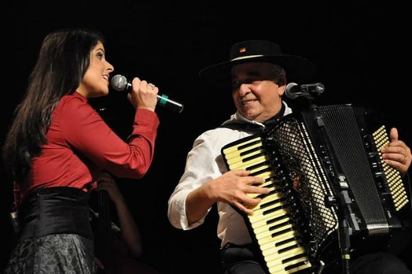 Luiz Carlos Borges e a 'afilhada' Shana Müller (Foto: Divulgação/Site Oficial)