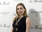 Elizabeth Olsen abusa de decote para estreia em Los Angeles