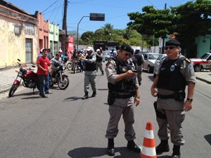 Policiais de vários batalhões da Polícia Militar estão participando das fiscalizações em João Pessoa (Foto: Walter Paparazzo/G1)