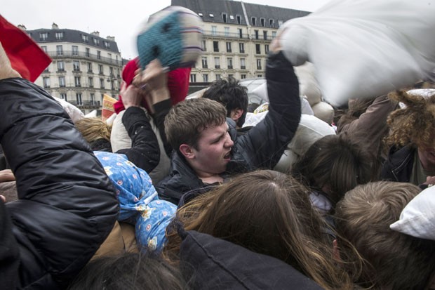 Em Paris, a guerra aconteceu na manhã deste sábado (Foto: Fred Dufour/AFP)