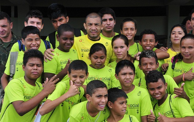 José Aldo visita projeto de triatlo, em Manaus (Foto: Antônio Lima/Semdej)