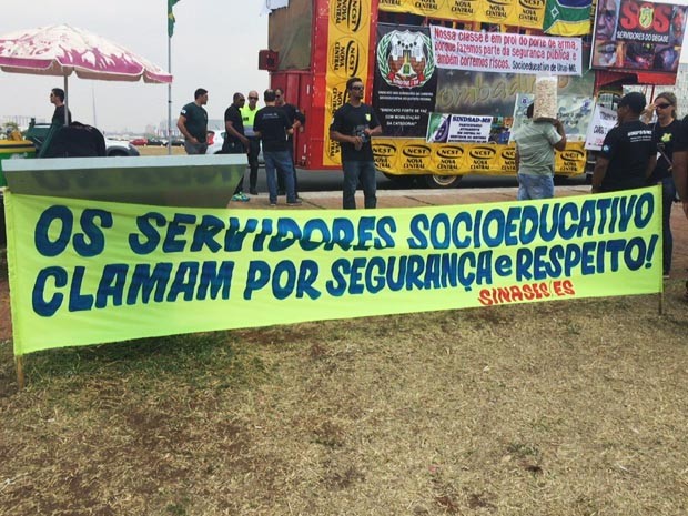 Faixa estendida por agentes socioeducativos em frente ao Congresso Nacional (Foto: Jéssica Nascimento/G1)