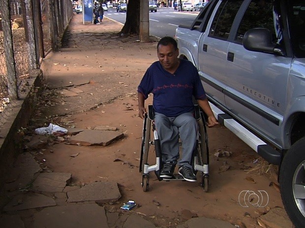Relatório aponta que 90% das calçadas estão irregulares em Goiânia, Goiás (Foto: Reprodução/TV Anhanguera)