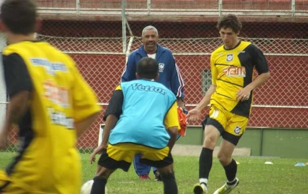 Mendonça comandou o treino do Friburguense no Estádio Eduardo Guinle (Foto: Vinícius Gastin)
