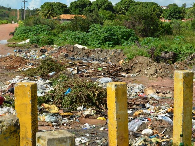 Lixo acumulado em terreno em São Cristóvão (Foto: Marina Fontenele/G1) Lixo acumulado em terreno em São Cristóvão (Foto: Marina Fontenele/G1)