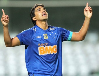 Marcelo Moreno comemora gol do Cruzeiro contra o Coritiba (Foto: Getty Images)