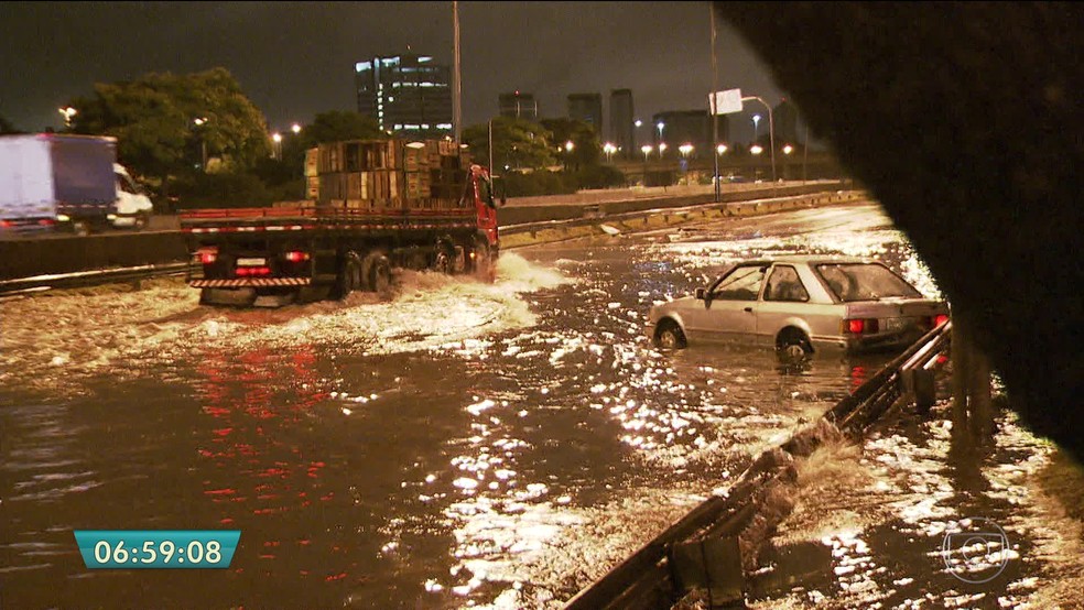 Toda a cidade de São Paulo chegou a registrar estado de atenção para alagamentos durante a madrugada desta sexta-feira (7) (Foto: Reprodução/TV Globo)