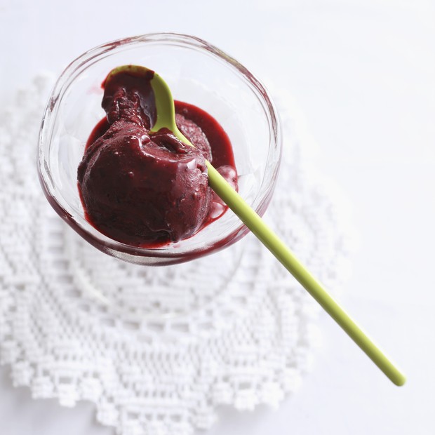 Blackberry and red wine ice cream in a glass bowl with a wooden spoon (Foto: Getty Images/Foodcollection)