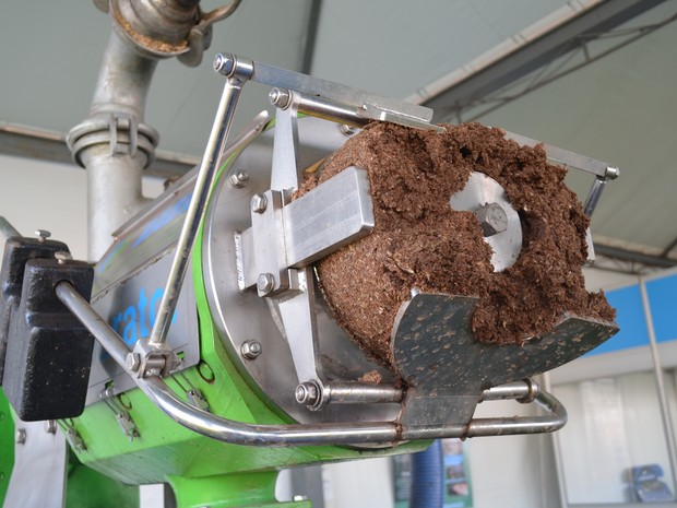 Após passar pelo separador, parte sólida pode ser usada como fertilizante (Foto: Adriano Oliveira/G1)