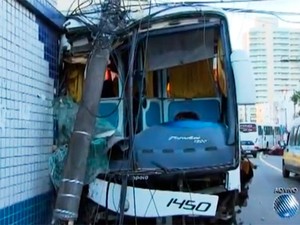 Após batida, ônibus arrastou poste por cerca de 20 metros (Foto: Reprodução/TV Bahia)