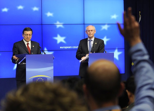 Rompuy e Barroso em coletiva de imprensa no fim do jantar informal sobre crescimento da zona do euro. (Foto: Jean-Christophe Verhaegen/AFP)