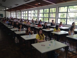 Estudantes fizeram primeira etapa do vestibular da UFPR neste domingo (3) (Foto: Sérgio Tavares / G1)