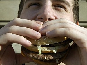 'Vício' é termo simples para explicar comportamentos ligados à obesidade (Foto: BBC)