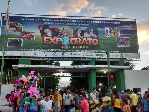 Entrada do Parque de Exposição Pedro Felicio Cavalcanti, onde ocorre a Expocrato (Foto: Elias Bruno / G1)