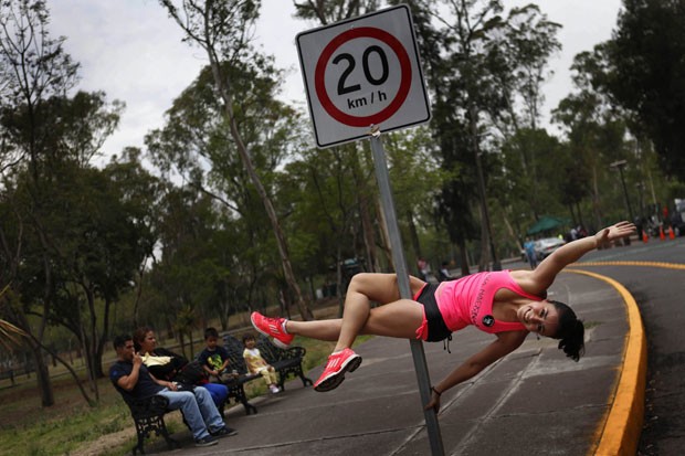 Mexicanas improvisaram no domingo (9) um show de pole dance em áreas públicas da Cidade do México (Foto: Edgard Garrido/Reuters)