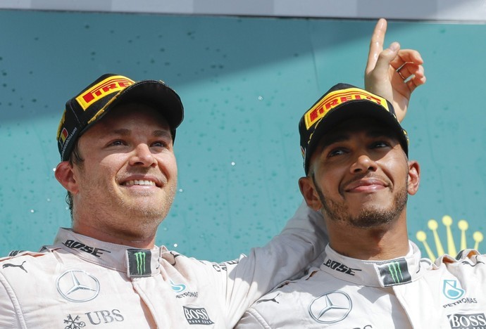 Nico Rosberg e Lewis Hamilton no pódio do GP da Bélgica (Foto: EFE)